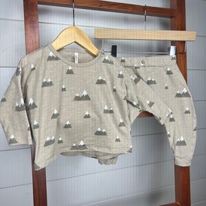 Rylee + Cru, NWOT, never worn. Snowy Mountain Print Baby set